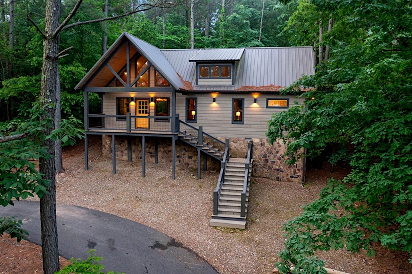 Cozy Adventure Cabin with Hot Tub & Arcade Near Broken Bow Lake, Hochatown OK