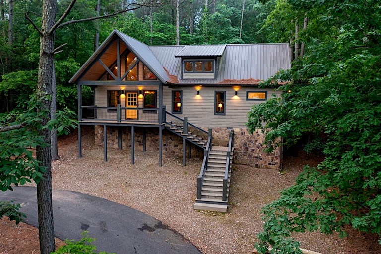 Cozy Adventure Cabin with Hot Tub & Arcade Near Broken Bow Lake, Hochatown OK