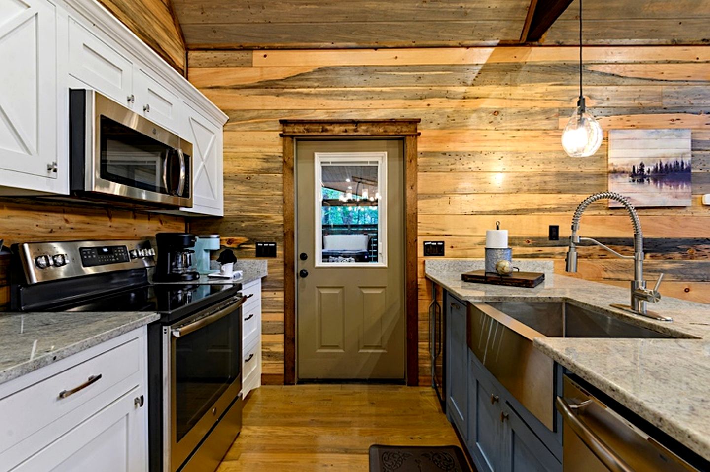 Cozy Adventure Cabin with Hot Tub & Arcade Near Broken Bow Lake, Hochatown OK