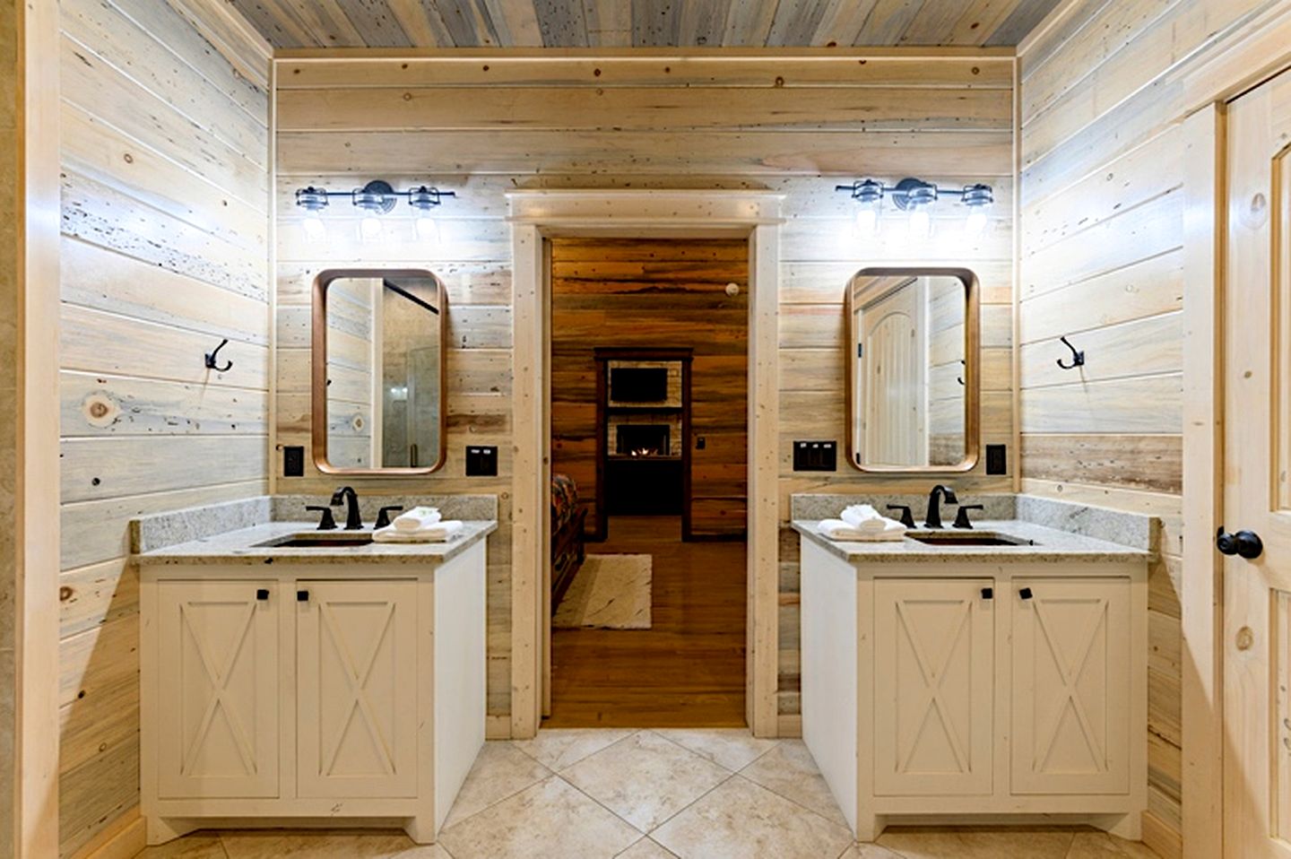 Cozy Adventure Cabin with Hot Tub & Arcade Near Broken Bow Lake, Hochatown OK