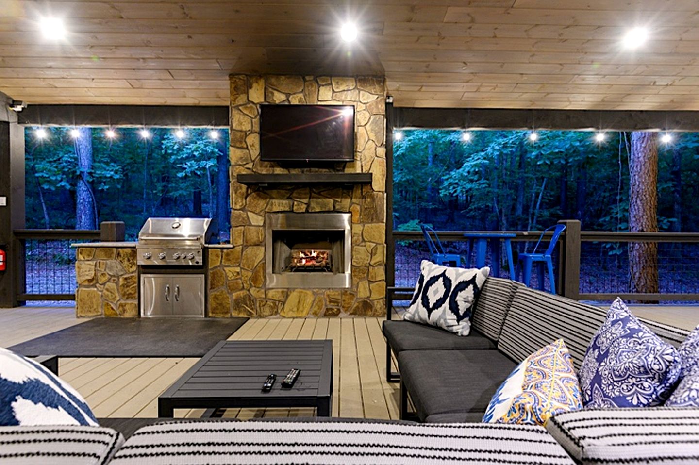 Cozy Adventure Cabin with Hot Tub & Arcade Near Broken Bow Lake, Hochatown OK