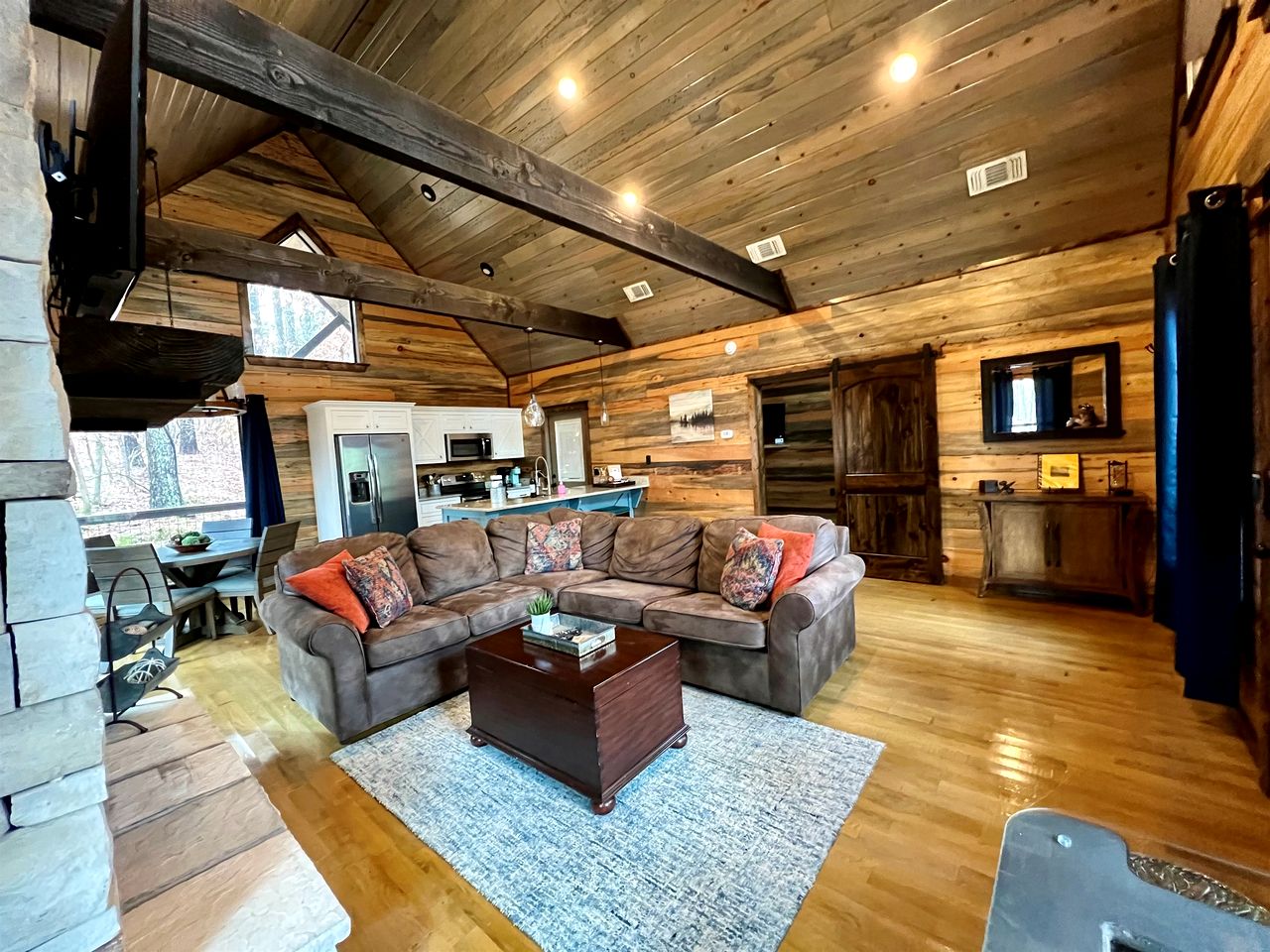 Cozy Adventure Cabin with Hot Tub & Arcade Near Broken Bow Lake, Hochatown OK