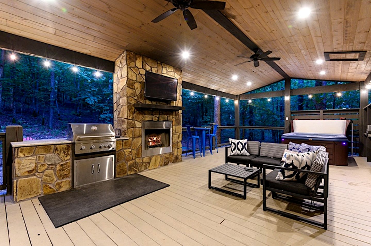 Cozy Adventure Cabin with Hot Tub & Arcade Near Broken Bow Lake, Hochatown OK