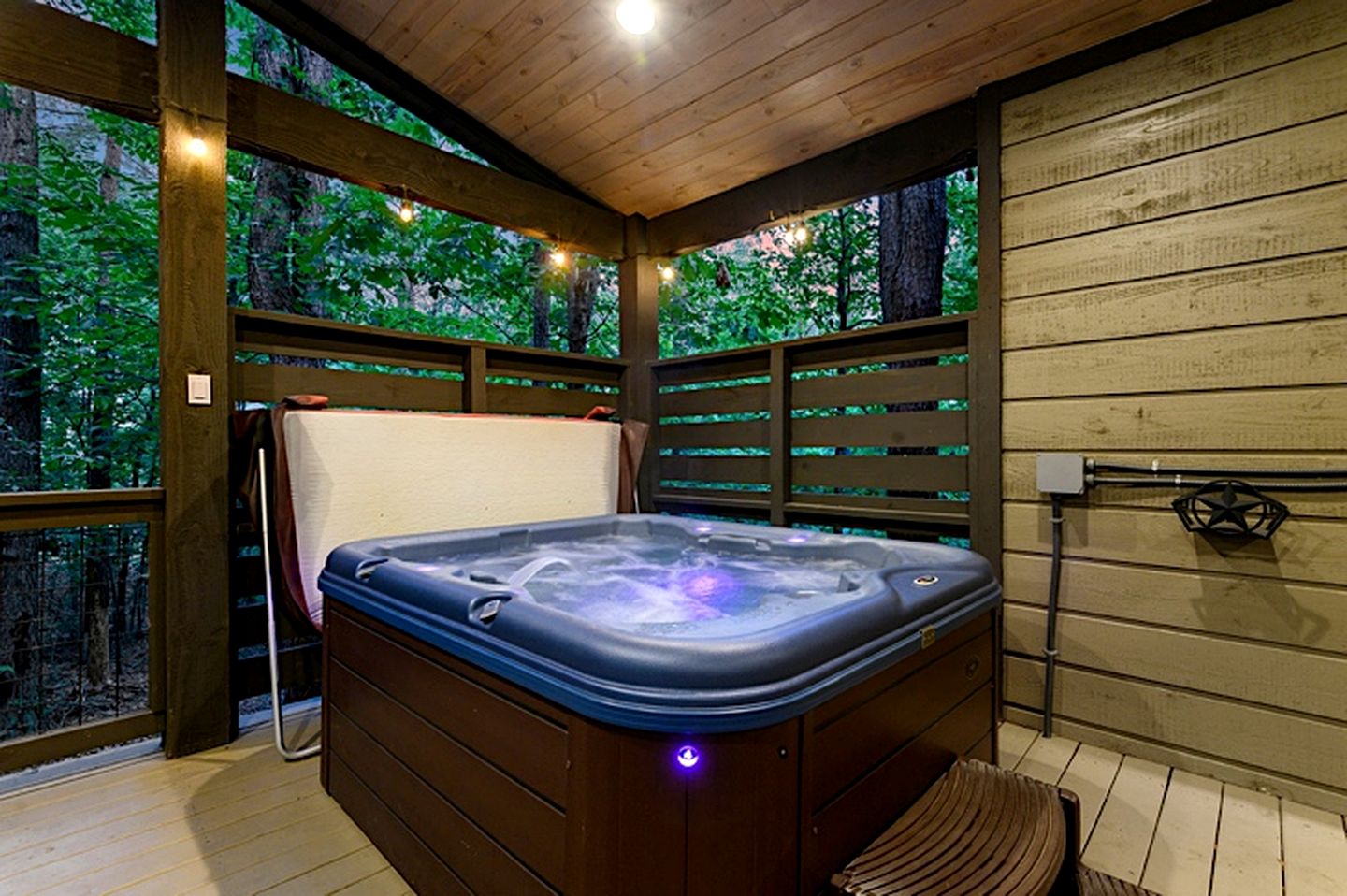 Cozy Adventure Cabin with Hot Tub & Arcade Near Broken Bow Lake, Hochatown OK