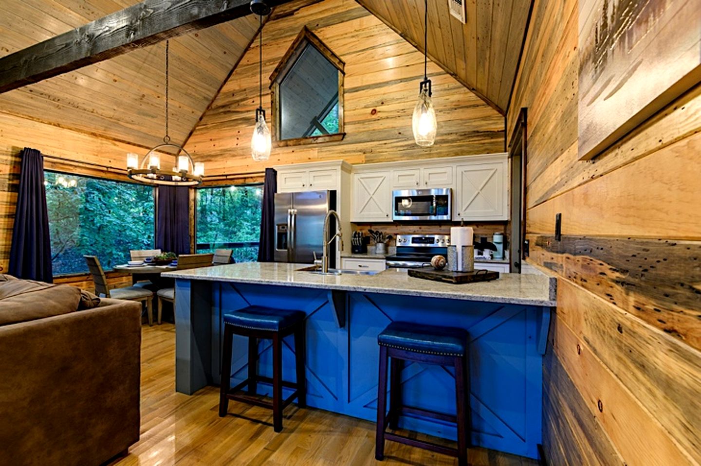 Cozy Adventure Cabin with Hot Tub & Arcade Near Broken Bow Lake, Hochatown OK