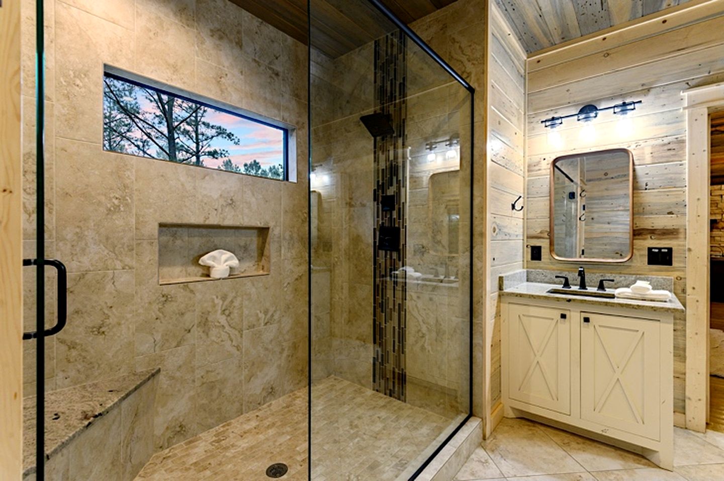 Cozy Adventure Cabin with Hot Tub & Arcade Near Broken Bow Lake, Hochatown OK