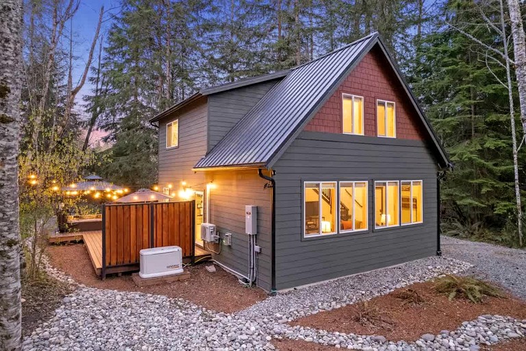 Serene Luxury Cabin with Private Hot Tub Near Mount Rainier National Park, Ashford, Washington