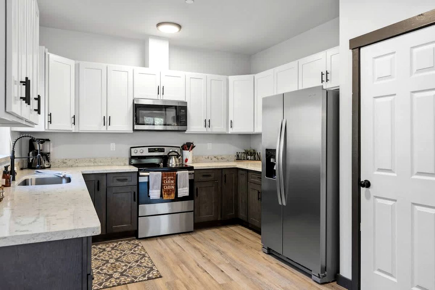 Serene Luxury Cabin with Private Hot Tub Near Mount Rainier National Park, Ashford, Washington