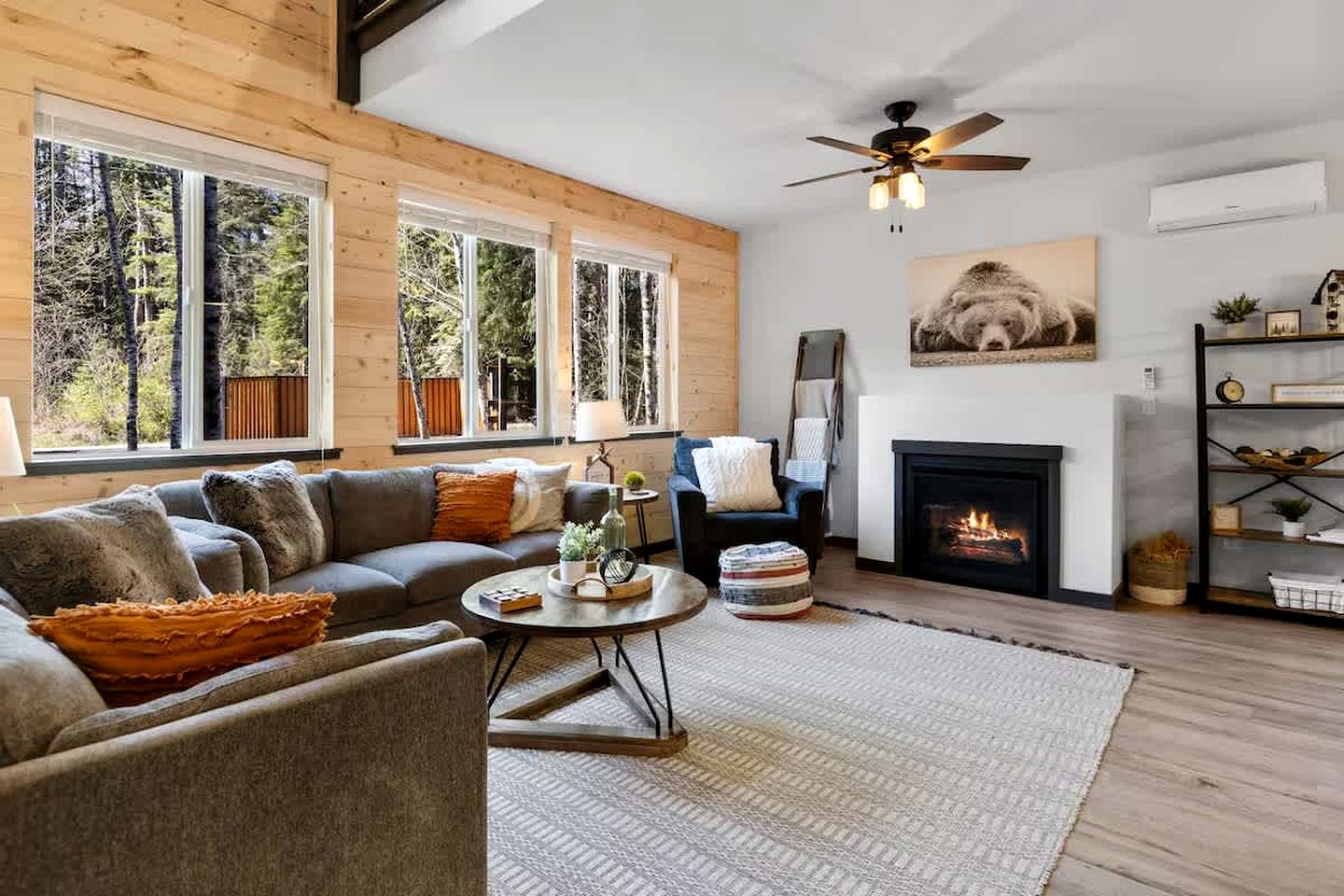 Serene Luxury Cabin with Private Hot Tub Near Mount Rainier National Park, Ashford, Washington