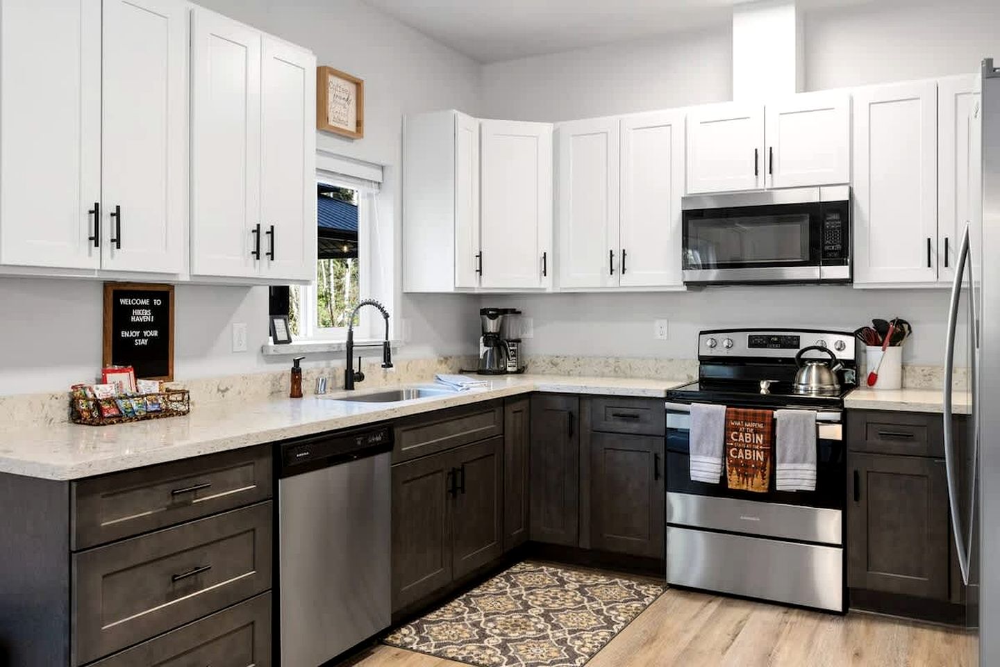 Serene Luxury Cabin with Private Hot Tub Near Mount Rainier National Park, Ashford, Washington