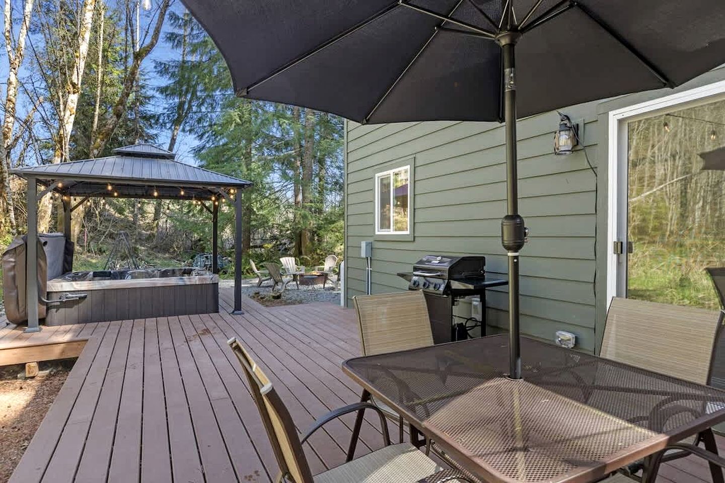 Serene Luxury Cabin with Private Hot Tub Near Mount Rainier National Park, Ashford, Washington
