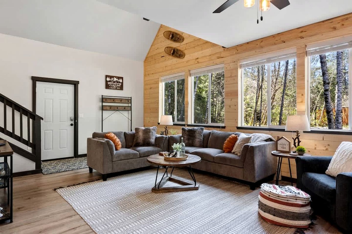 Serene Luxury Cabin with Private Hot Tub Near Mount Rainier National Park, Ashford, Washington