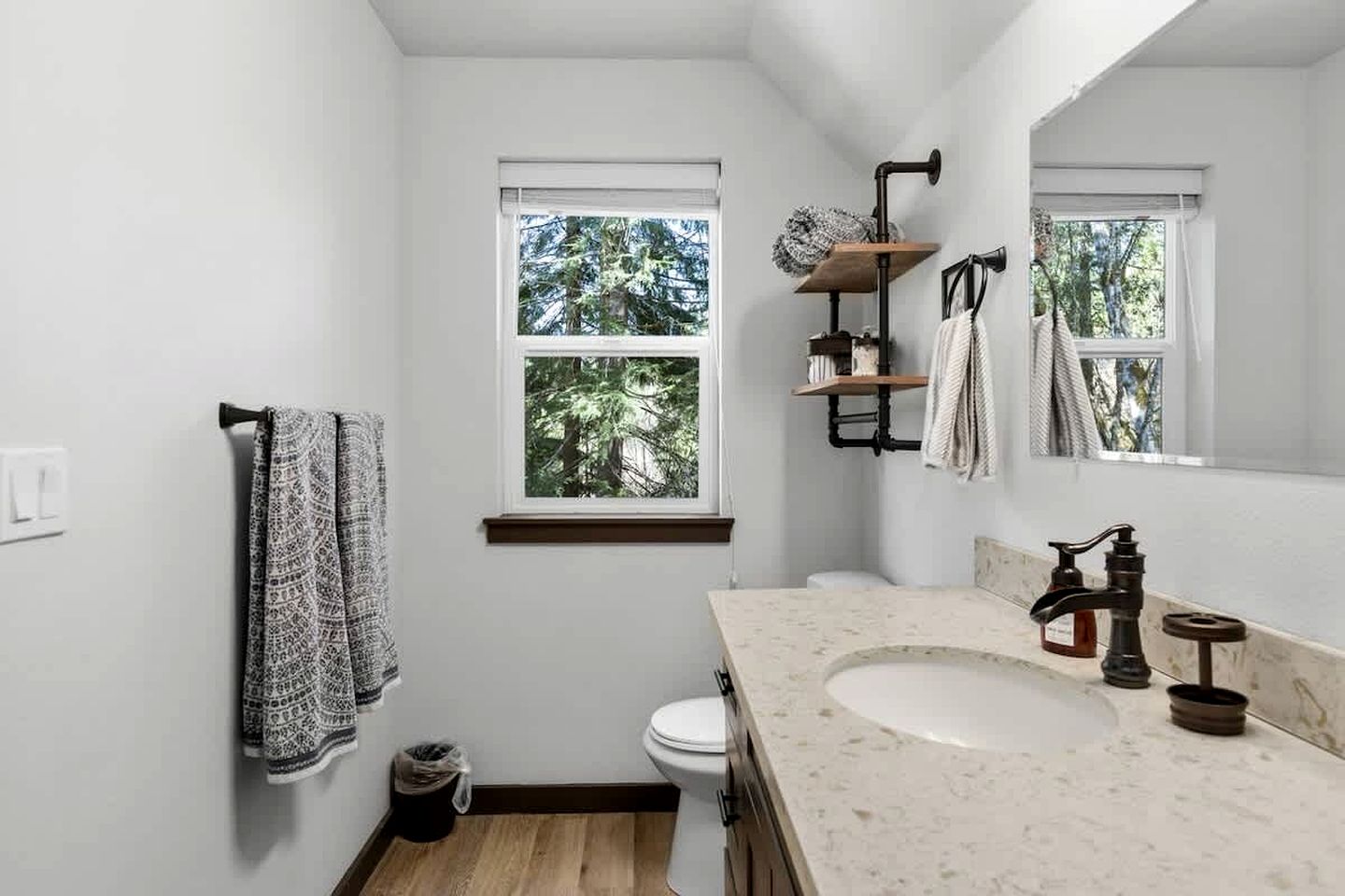 Serene Luxury Cabin with Private Hot Tub Near Mount Rainier National Park, Ashford, Washington