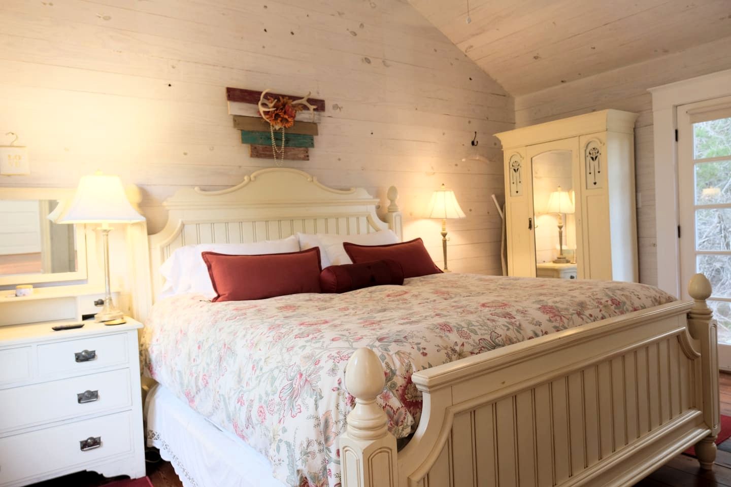 Bright and Cheery Hill Country Retreat for a Relaxing Vacation in Texas