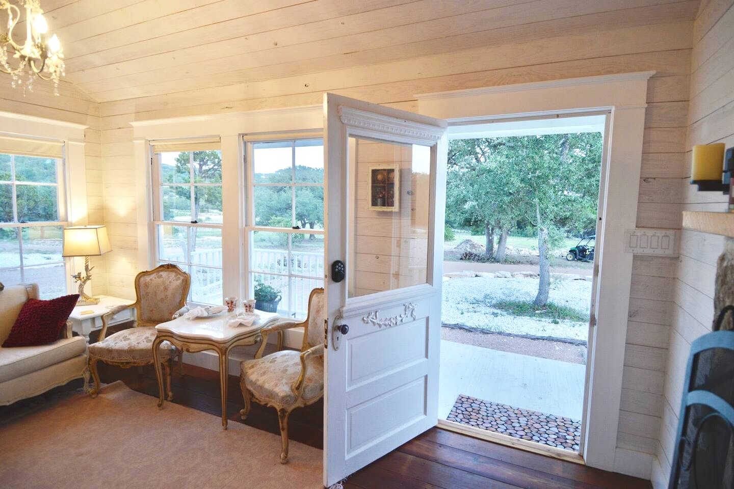 Bright and Cheery Hill Country Retreat for a Relaxing Vacation in Texas