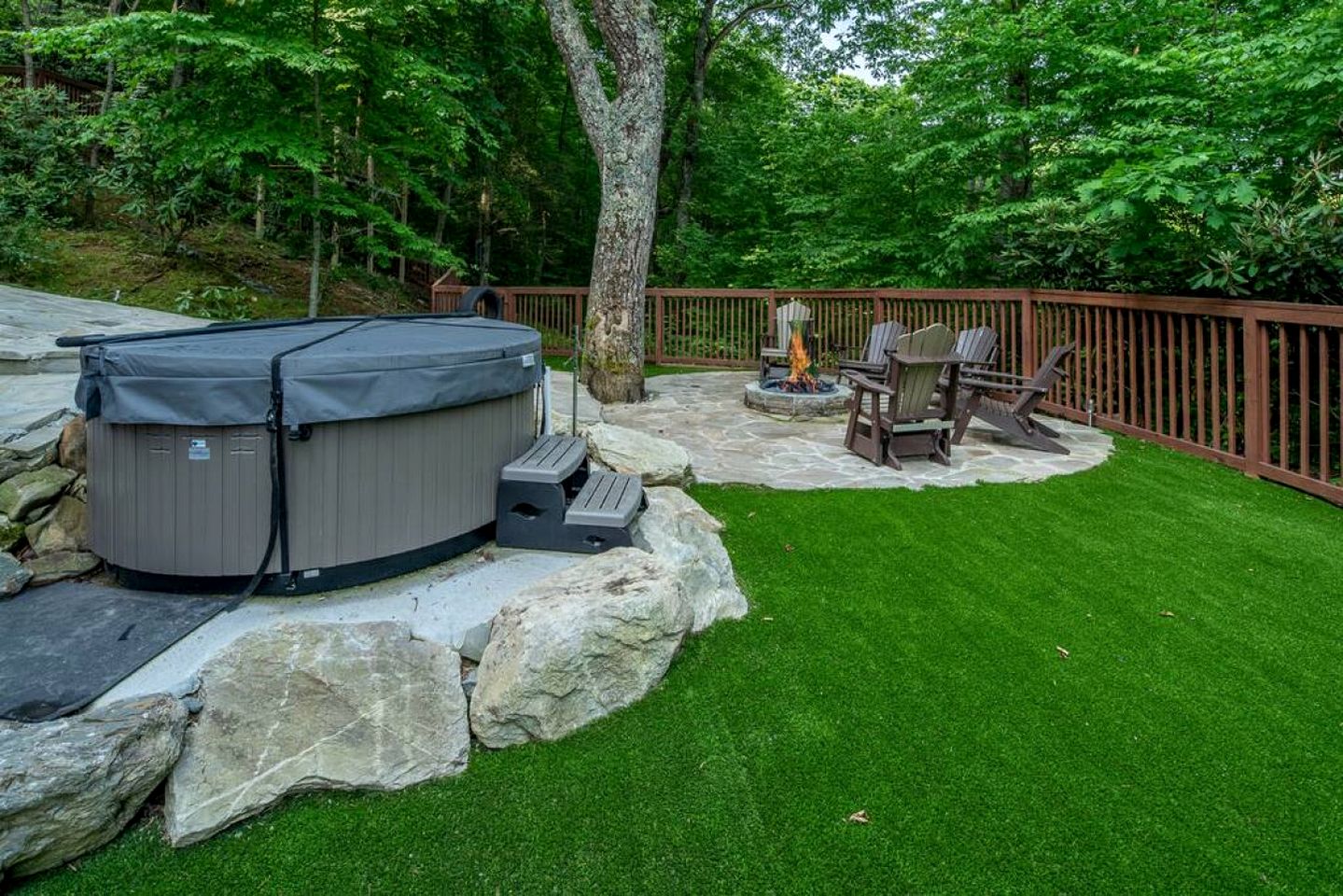 Spectacular Luxurious Container with Outdoor Hot-Tub and Fire Pit in North Carolina