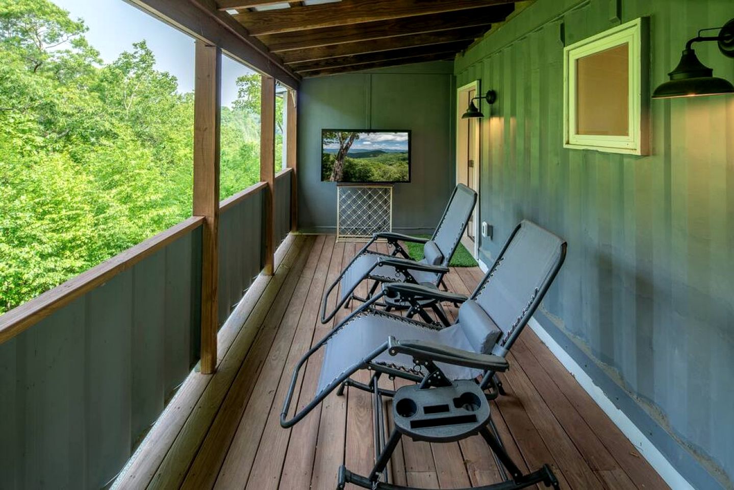 Spectacular Luxurious Container with Outdoor Hot-Tub and Fire Pit in North Carolina