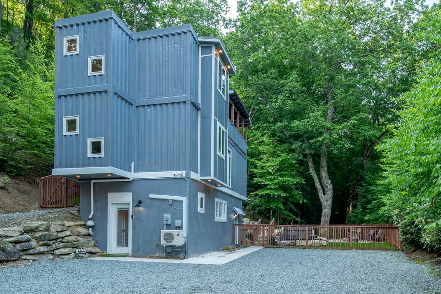 Spectacular Luxurious Container with Outdoor Hot-Tub and Fire Pit in North Carolina
