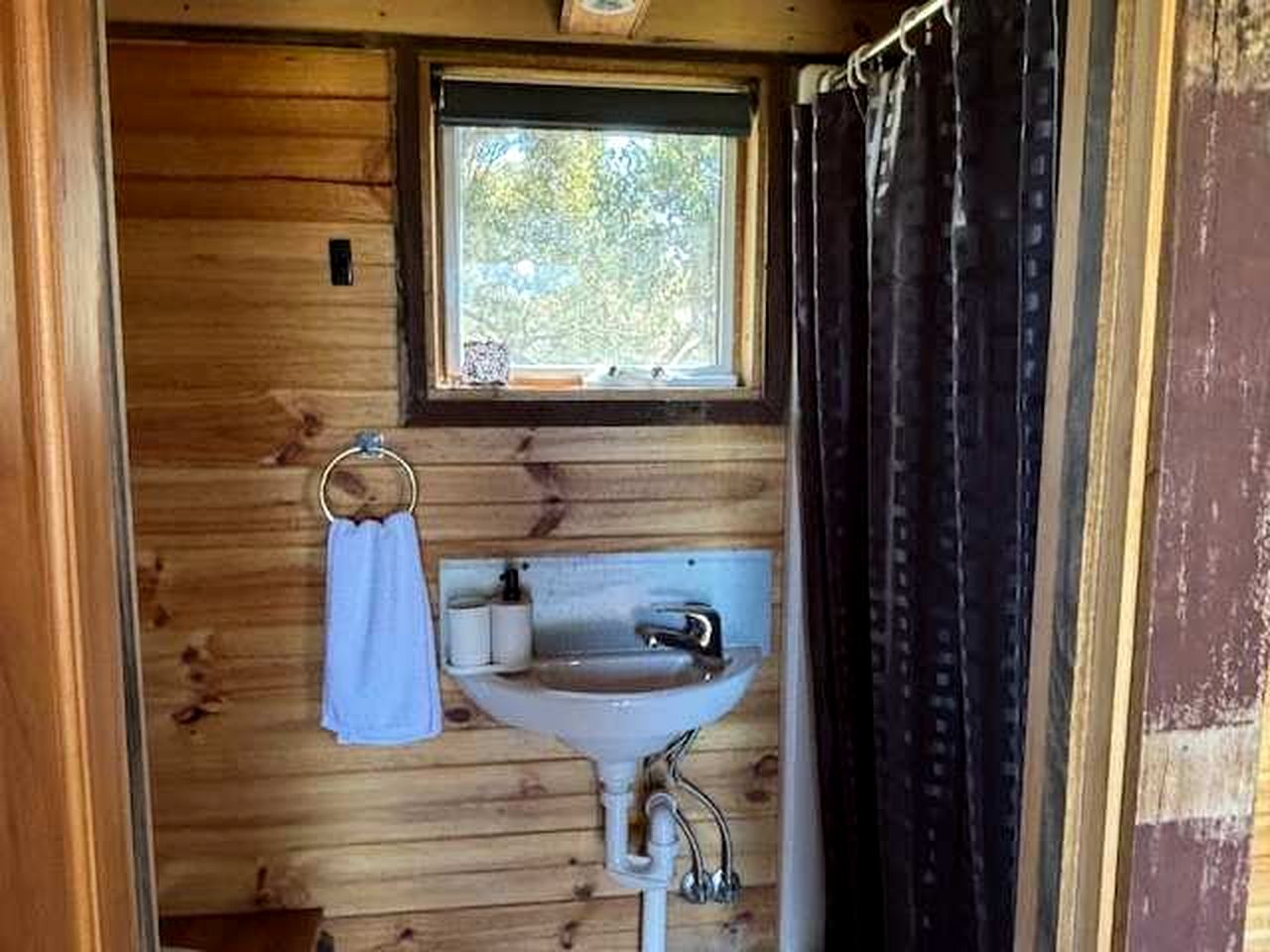 Fantastic Tiny House with Amazing Views of the Surrounding Hills and the Stars at Night in Taradale, Victoria