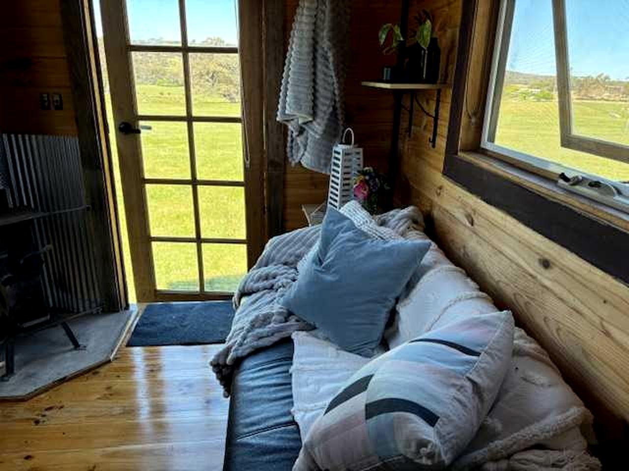 Fantastic Tiny House with Amazing Views of the Surrounding Hills and the Stars at Night in Taradale, Victoria