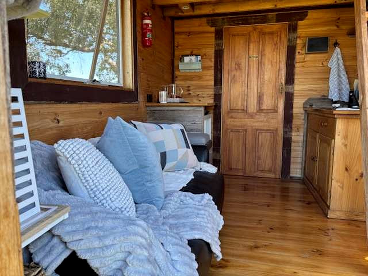 Fantastic Tiny House with Amazing Views of the Surrounding Hills and the Stars at Night in Taradale, Victoria
