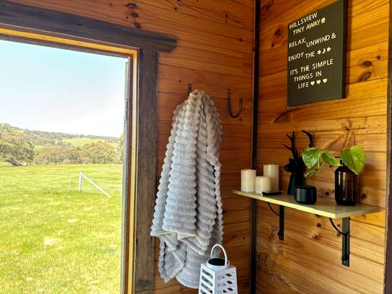 Fantastic Tiny House with Amazing Views of the Surrounding Hills and the Stars at Night in Taradale, Victoria