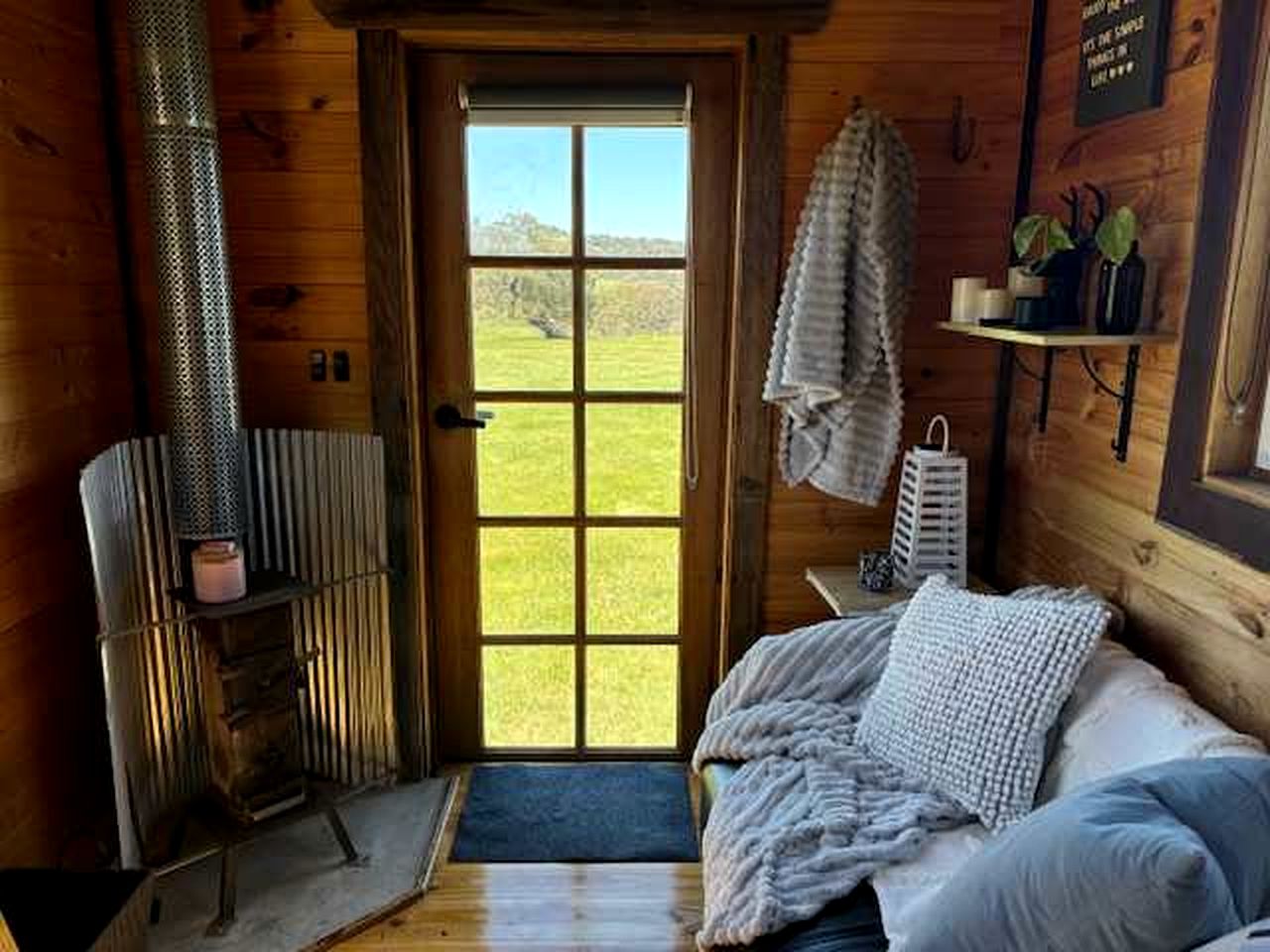 Fantastic Tiny House with Amazing Views of the Surrounding Hills and the Stars at Night in Taradale, Victoria
