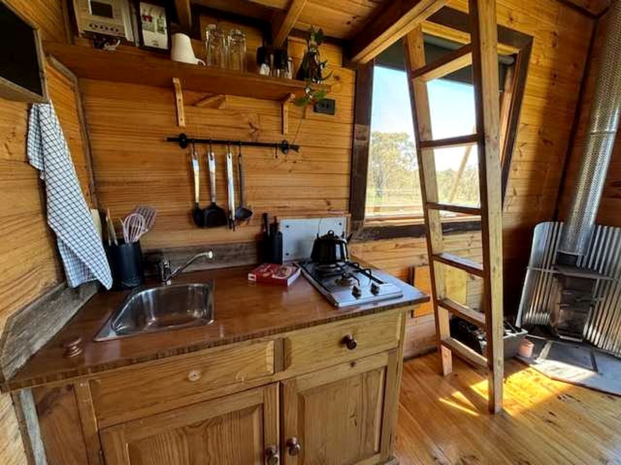Fantastic Tiny House with Amazing Views of the Surrounding Hills and the Stars at Night in Taradale, Victoria