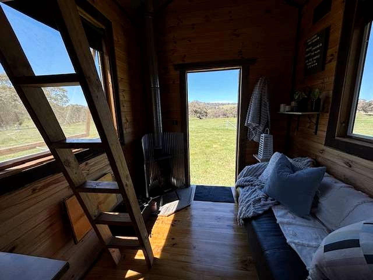 Fantastic Tiny House with Amazing Views of the Surrounding Hills and the Stars at Night in Taradale, Victoria