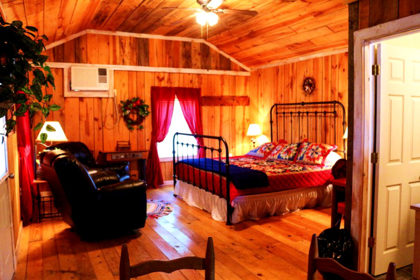 Camping Cabin near Ozark National Forest in Mountain View, Arkansas