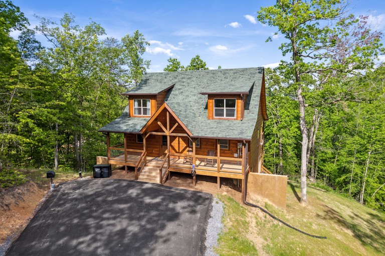 Charming Cabin with Indoor Pool and Balcony in Sevierville, Tennessee
