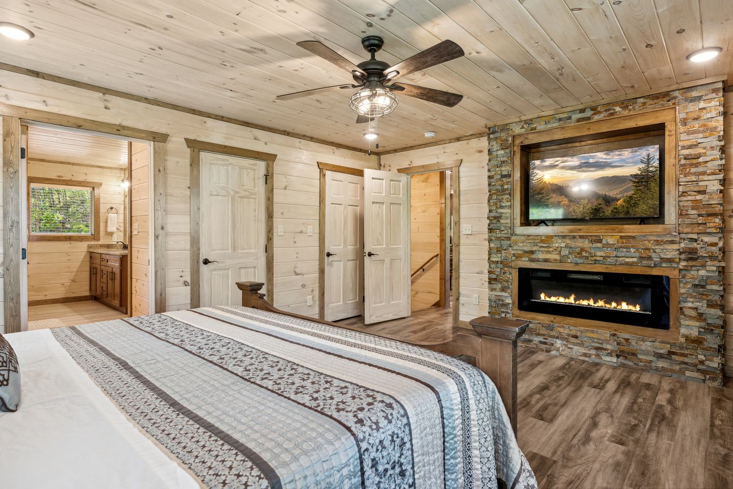 Charming Cabin with Indoor Pool and Balcony in Sevierville, Tennessee