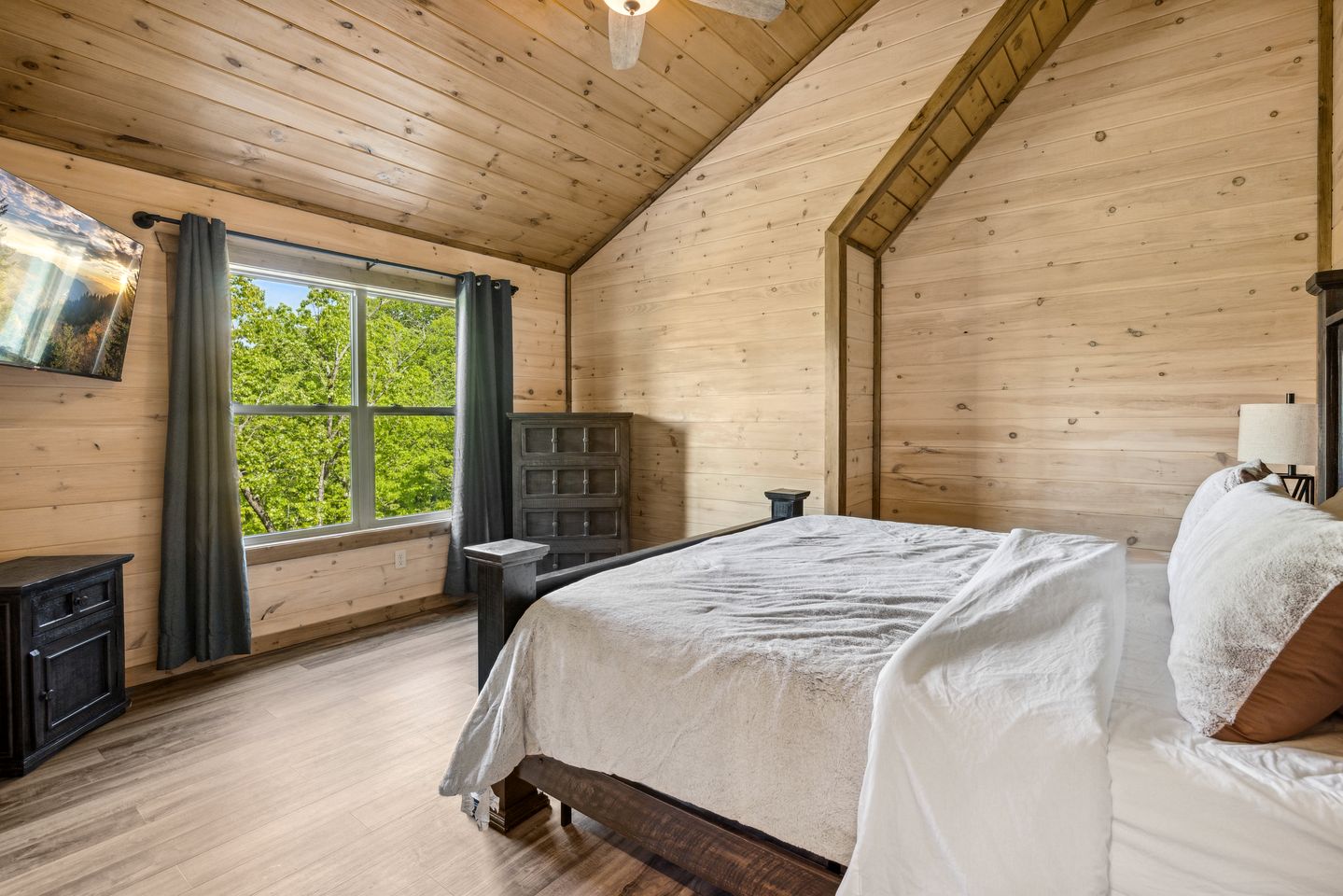 Charming Cabin with Indoor Pool and Balcony in Sevierville, Tennessee