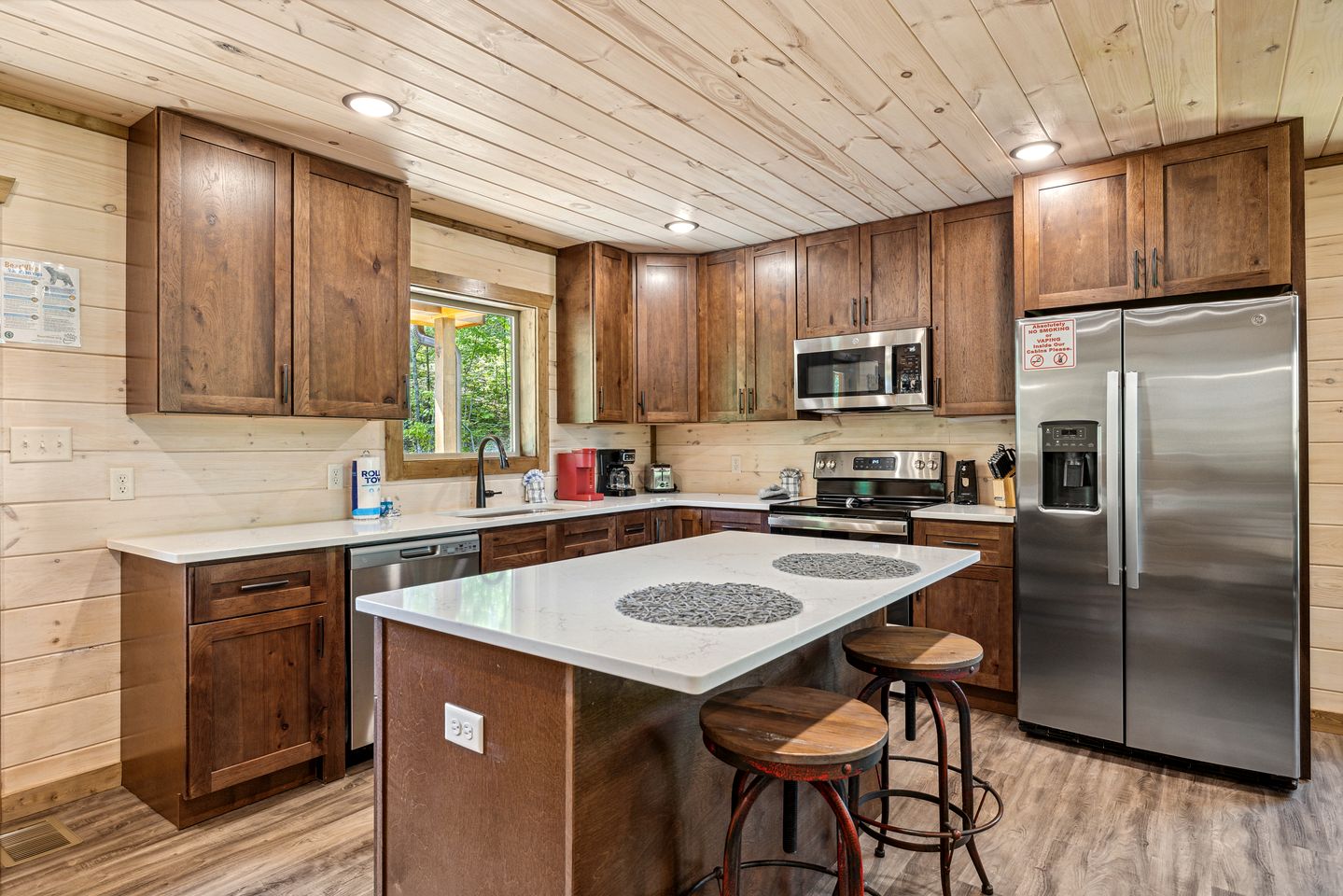 Charming Cabin with Indoor Pool and Balcony in Sevierville, Tennessee