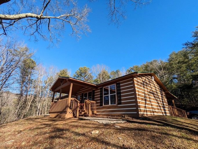 Serene Group Getaway Cabin with Private Hot Tub and Grill near the Smokies in Sevierville, Tennessee