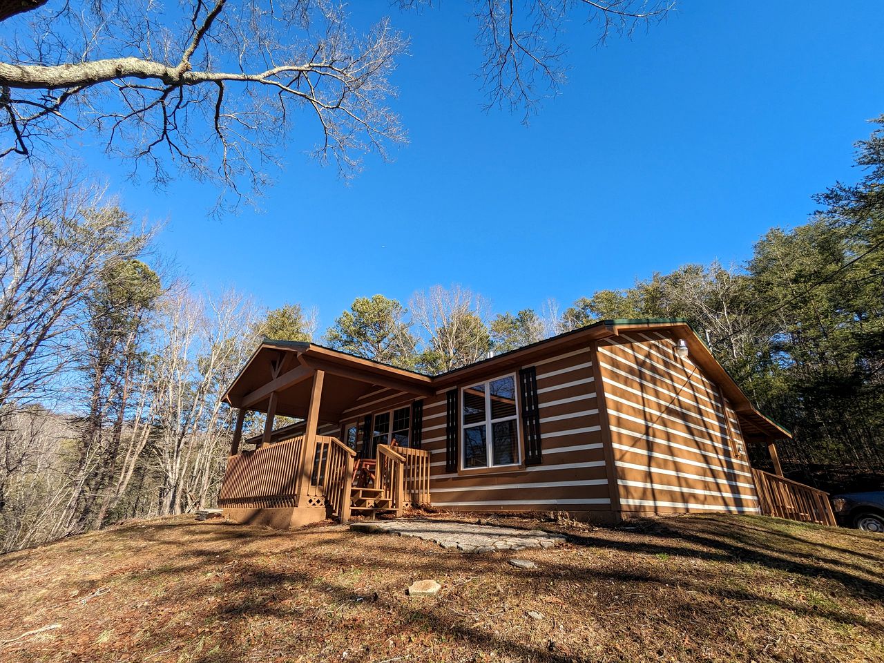 Serene Group Getaway Cabin with Private Hot Tub and Grill near the Smokies in Sevierville, Tennessee