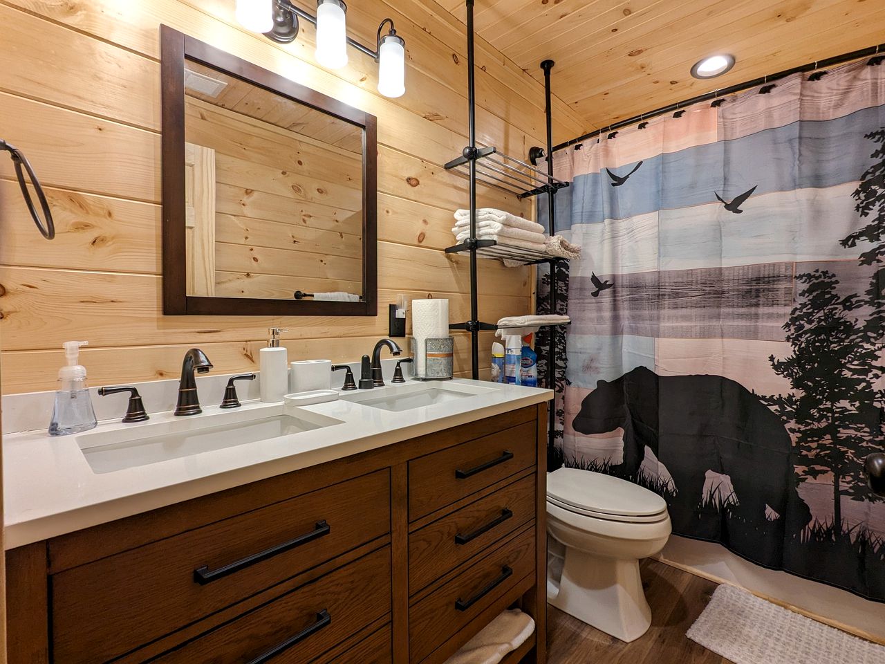 Serene Group Getaway Cabin with Private Hot Tub and Grill near the Smokies in Sevierville, Tennessee