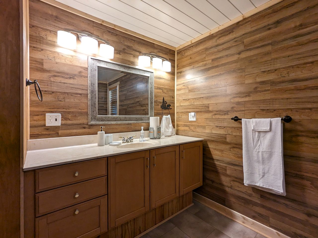 Serene Group Getaway Cabin with Private Hot Tub and Grill near the Smokies in Sevierville, Tennessee