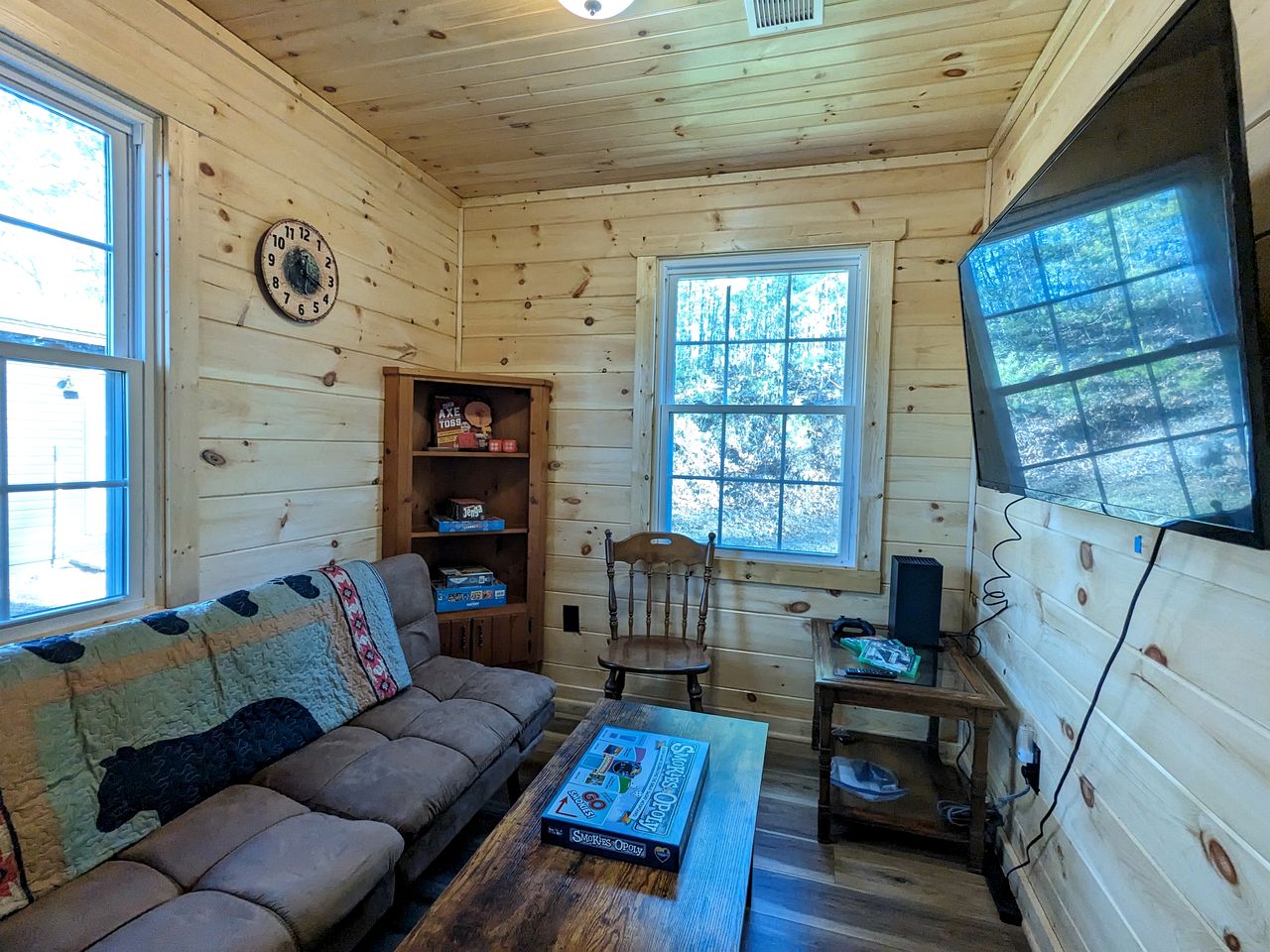 Serene Group Getaway Cabin with Private Hot Tub and Grill near the Smokies in Sevierville, Tennessee