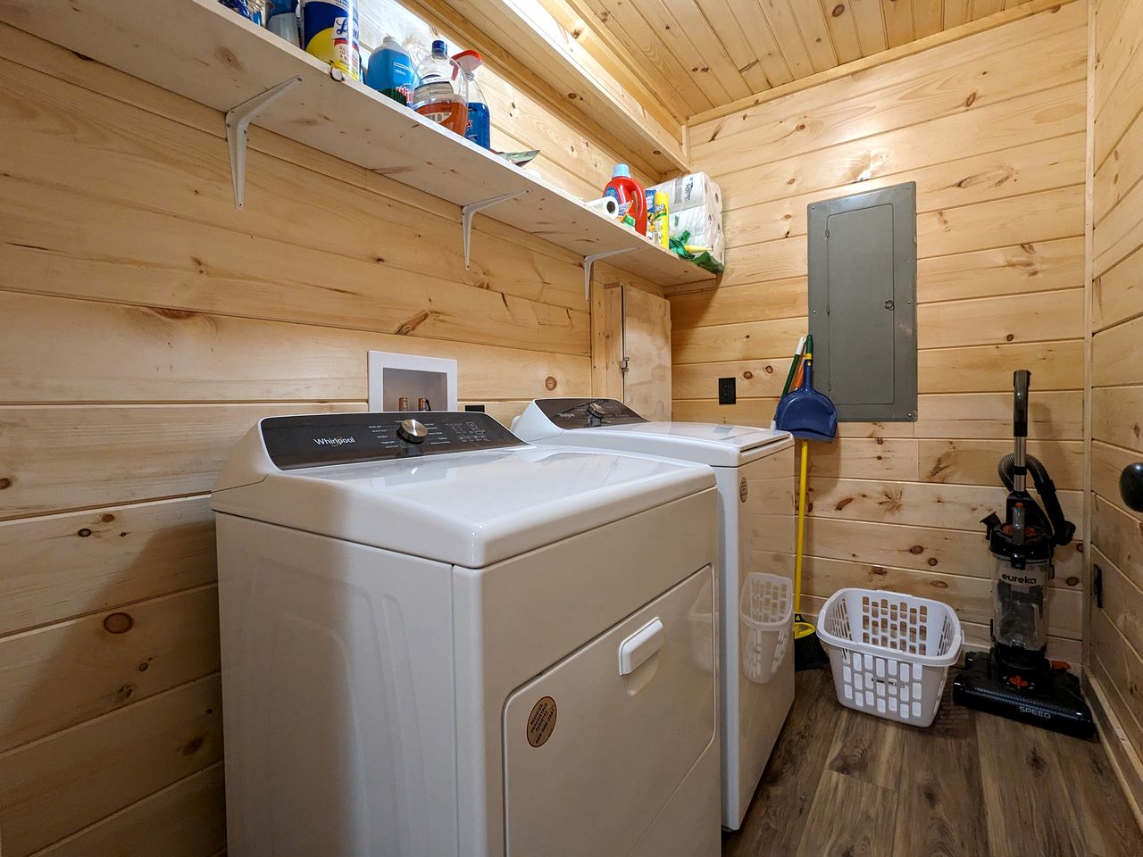 Serene Group Getaway Cabin with Private Hot Tub and Grill near the Smokies in Sevierville, Tennessee