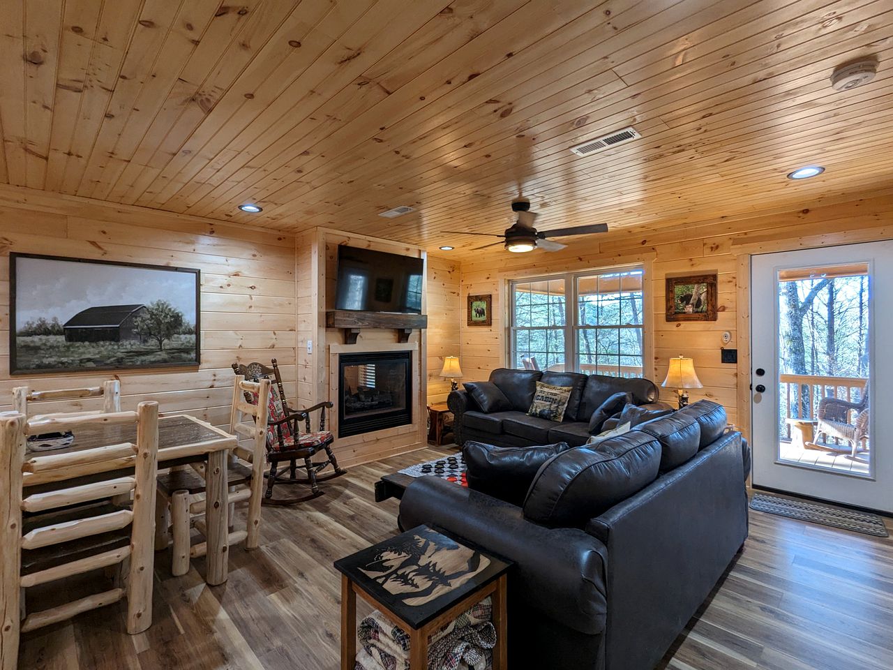 Serene Group Getaway Cabin with Private Hot Tub and Grill near the Smokies in Sevierville, Tennessee