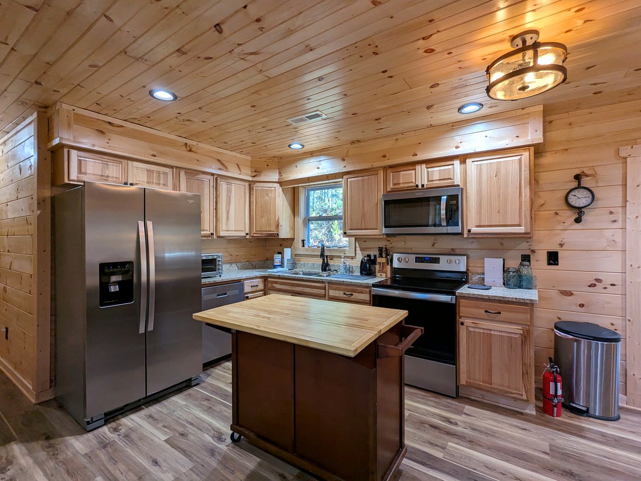 Serene Group Getaway Cabin with Private Hot Tub and Grill near the Smokies in Sevierville, Tennessee