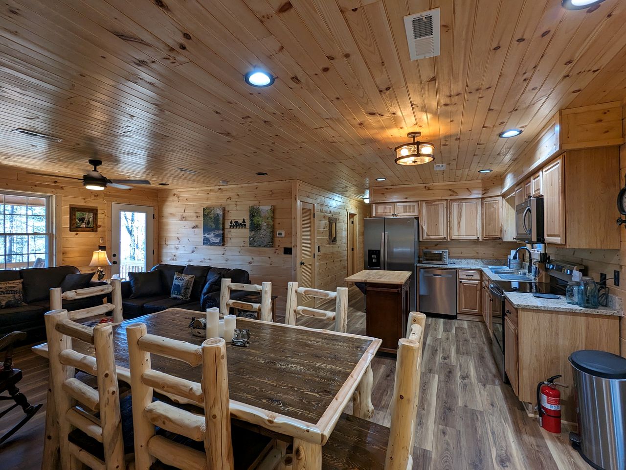 Serene Group Getaway Cabin with Private Hot Tub and Grill near the Smokies in Sevierville, Tennessee