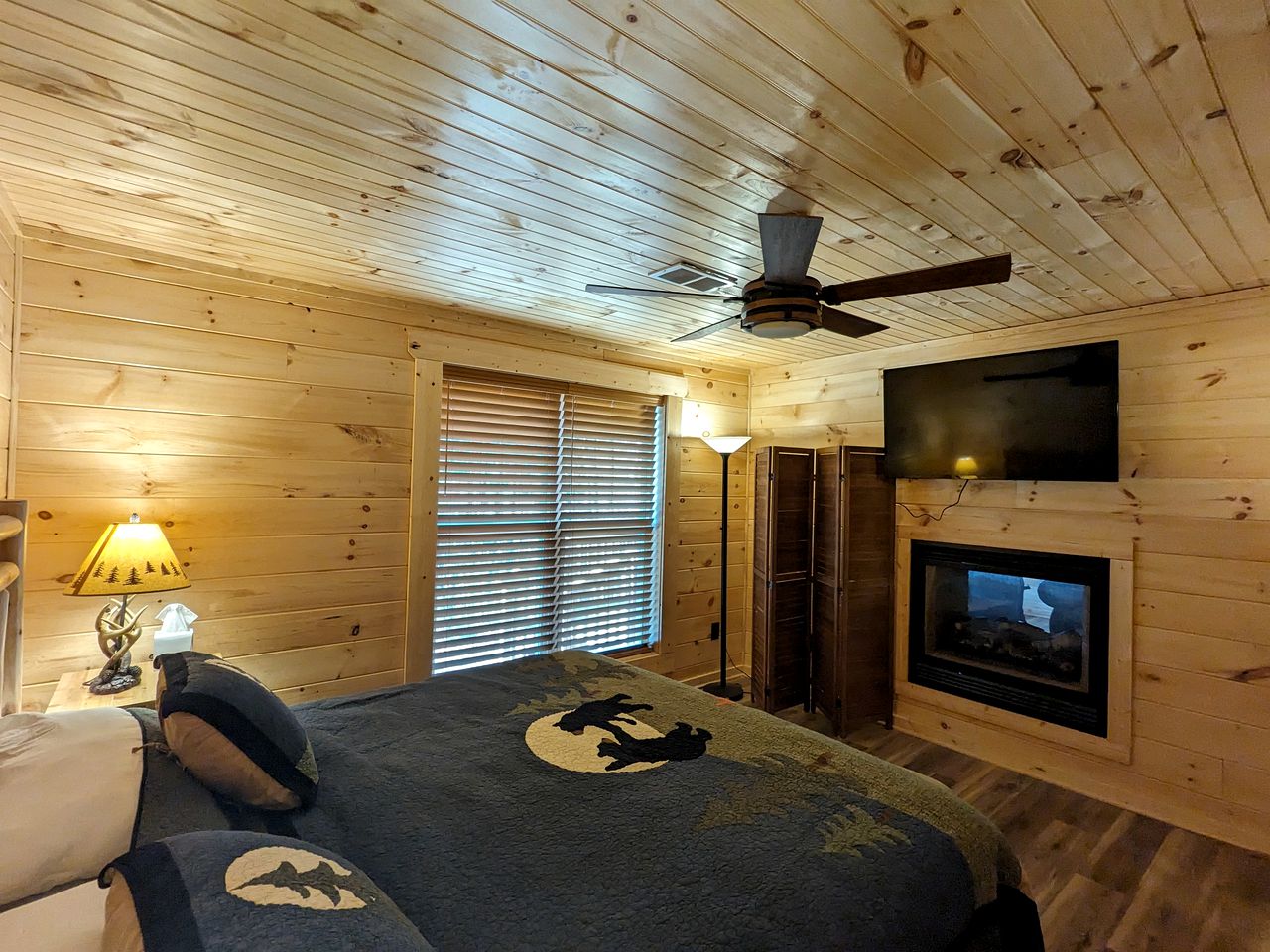 Serene Group Getaway Cabin with Private Hot Tub and Grill near the Smokies in Sevierville, Tennessee