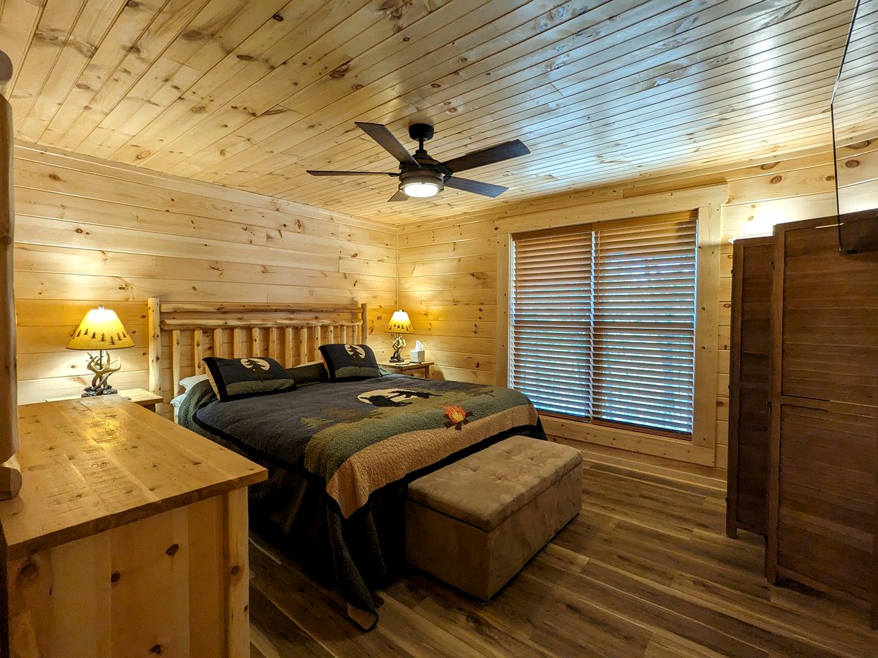 Serene Group Getaway Cabin with Private Hot Tub and Grill near the Smokies in Sevierville, Tennessee