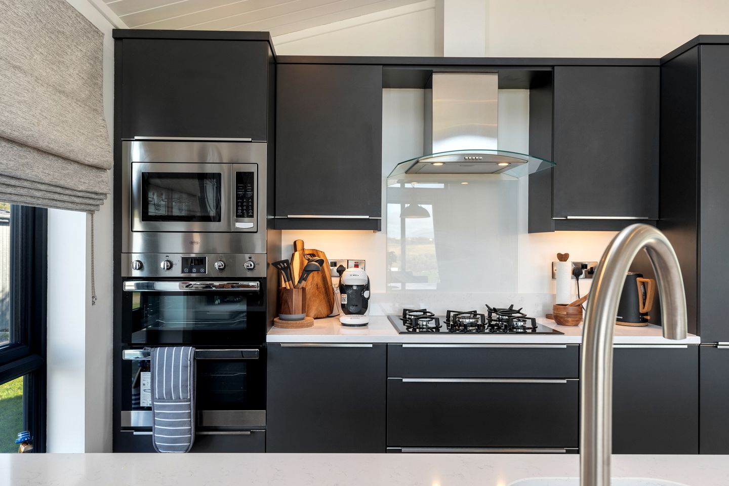 Stylish Coastal Lodge with Private Hot Tub near Tenby, Pembrokeshire