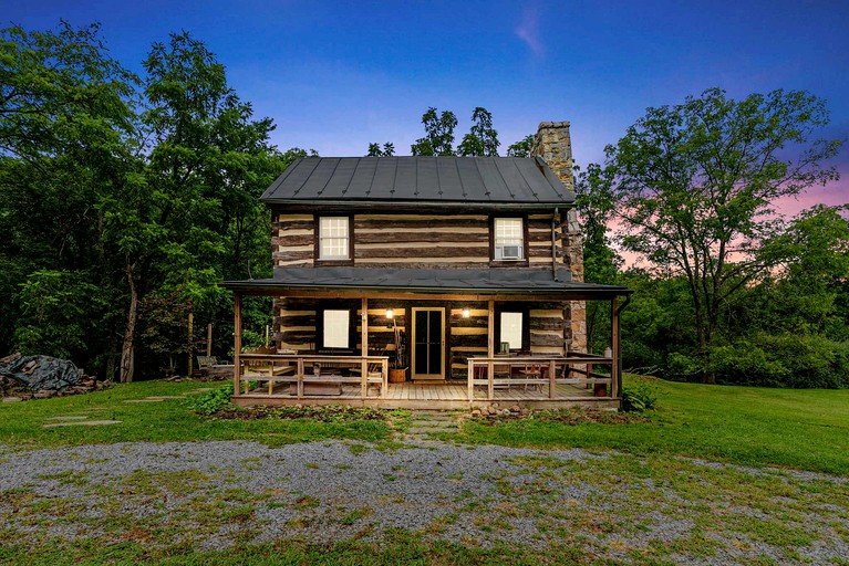 Historic Restored Farmhouse with Cowboy Cauldron Fire Pit Near Ice Mountain, Capon Bridge, West Virginia