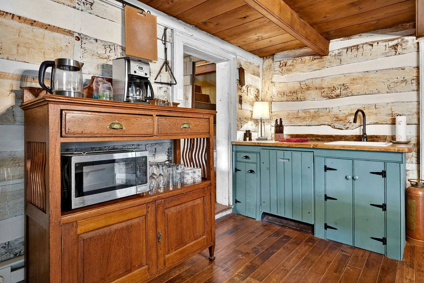 Historic Restored Farmhouse with Cowboy Cauldron Fire Pit Near Ice Mountain, Capon Bridge, West Virginia