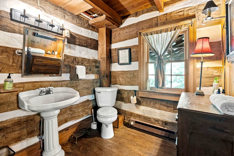 Cabins (United States of America, Capon Bridge, West Virginia)