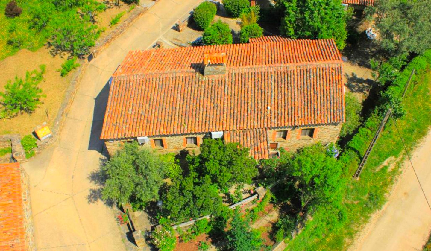 Pet-Friendly Cottage Rental with Swimming Pool Access in Extremadura, Spain